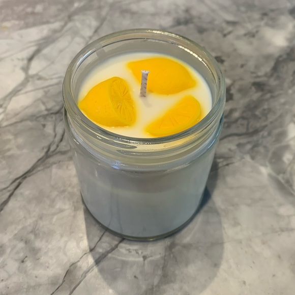 Homemade lemon candle - Picture 2 of 3